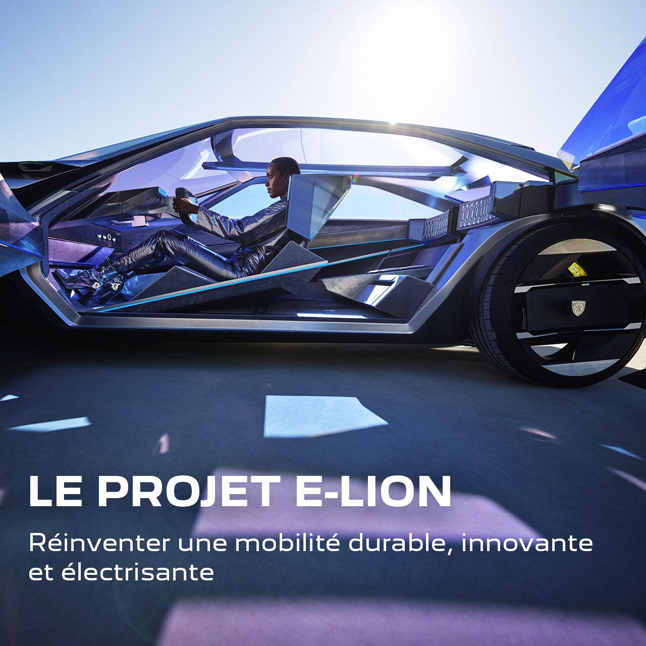 Femme au volant du concept car Peugeot Inception