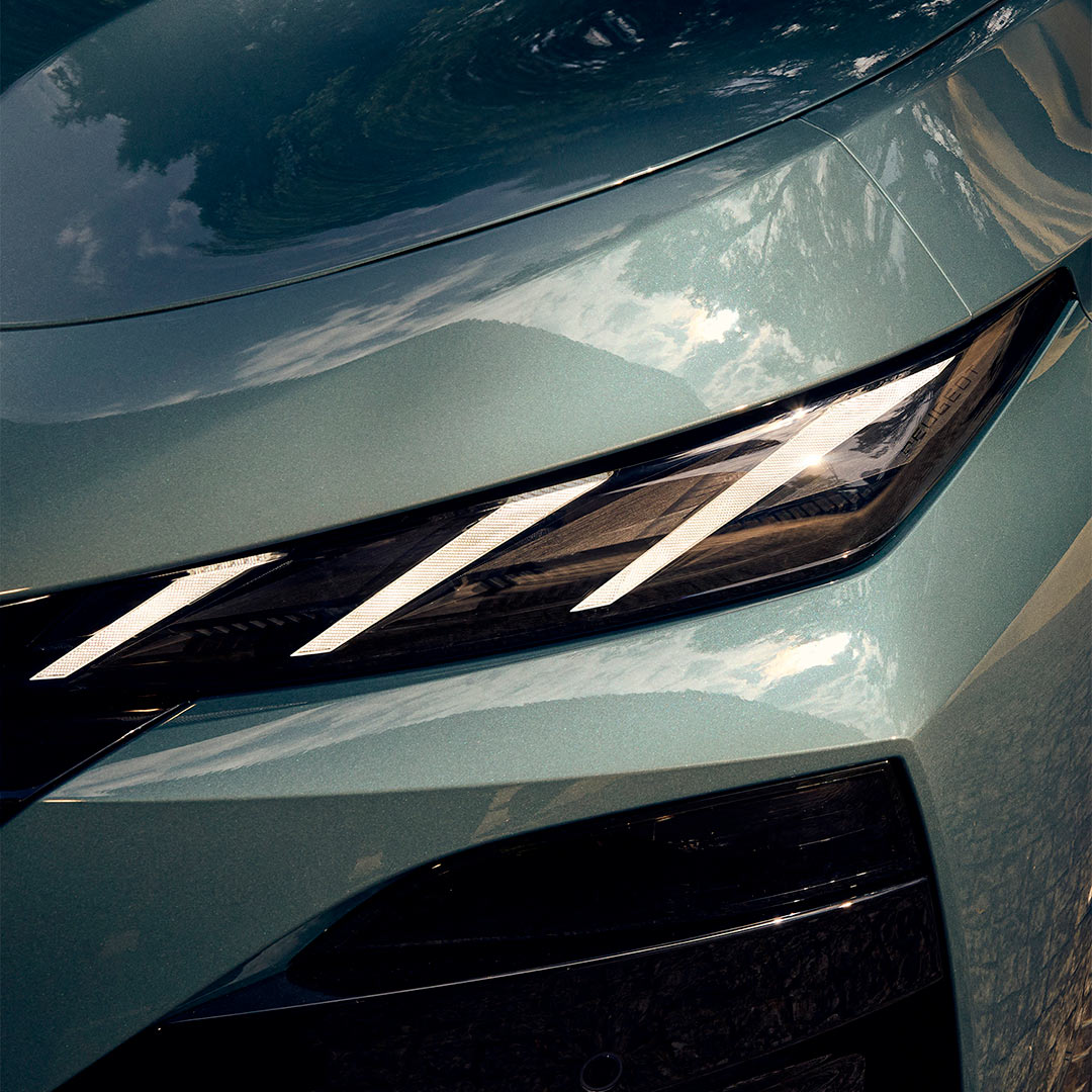 Nouvelle PEUGEOT E-308 SW emblême illuminé